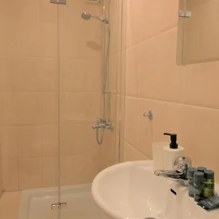 Phaedrus Living: Flat 103 * פאפוס